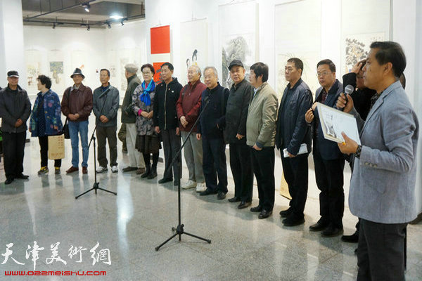 《画讯》俱乐部艺术指导、山水画家徐庆举主持开幕式