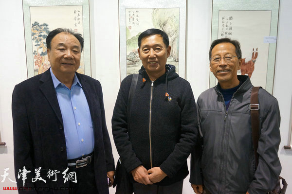 参展会员徐奎、郭树璞与辅导过他们的老师钱桂芳合影