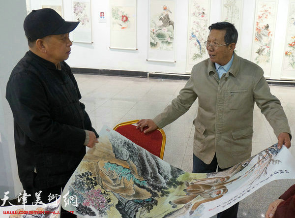 著名花鸟画家张国富（左）为会员点评作品