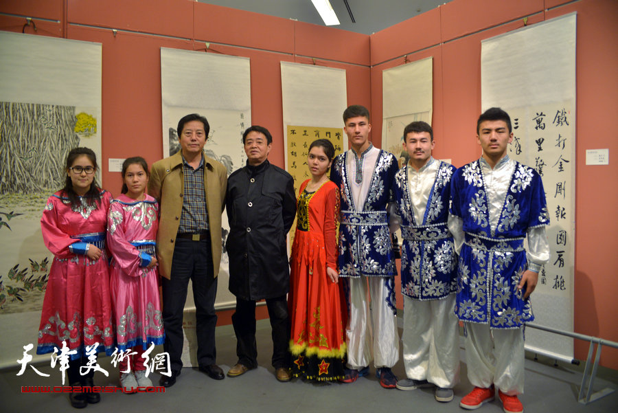 新疆书协副主席郭际、花鸟画家马明与观展的维吾尔孩子在画展现场