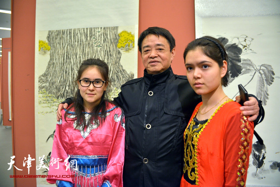 花鸟画家马明与观展的维吾尔孩子在画展现场