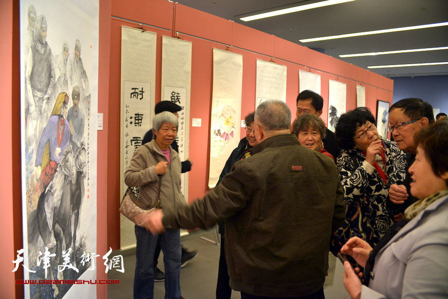 图为丝路风韵-天津新疆书画艺术联展展览现场。