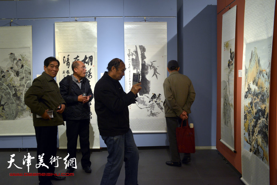 图为丝路风韵-天津新疆书画艺术联展展览现场。