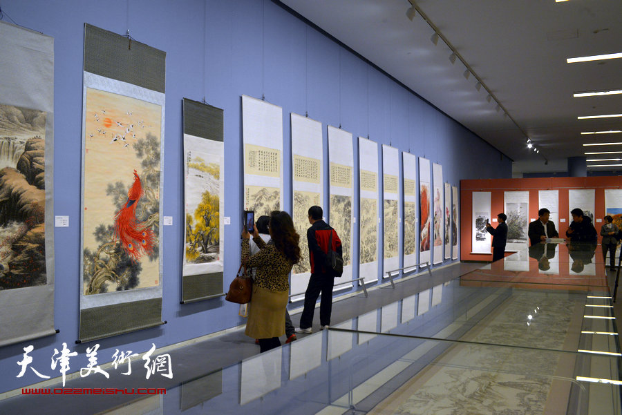 图为丝路风韵-天津新疆书画艺术联展展览现场。