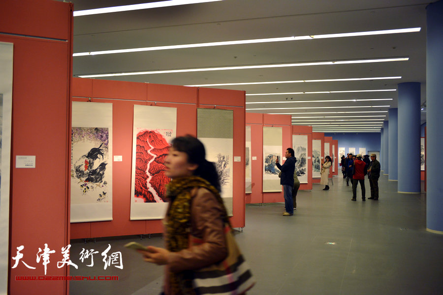 图为丝路风韵-天津新疆书画艺术联展展览现场。