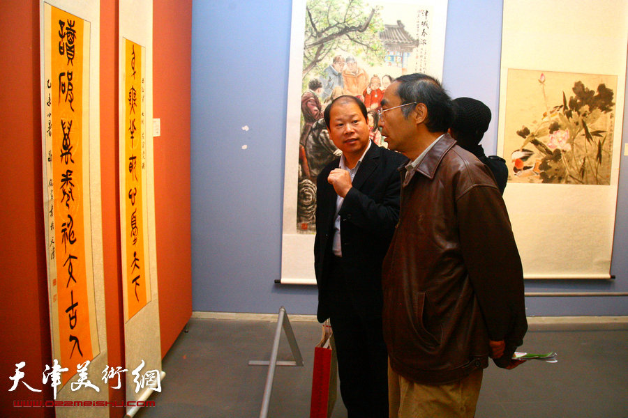 图为丝路风韵-天津新疆书画艺术联展展览现场。