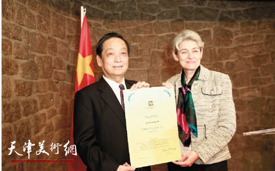 中国著名艺术家韩美林在巴黎联合国教科文组织总部正式被授予“联合国教科文组织和平艺术家”称号