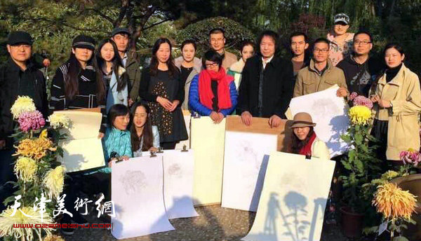 刘新华与部分天津大学工笔重彩研究所的博士和中国艺术研究院重彩高研班的同学在天津水上公园。