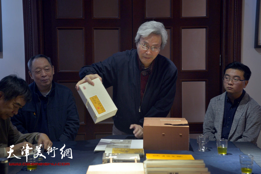 龚绶先生在首发式上介绍《弘一大师李叔同篆刻集》新编增补本的编辑出版。