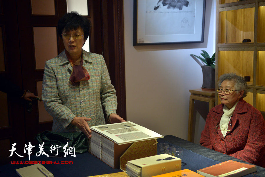 弘一大师的孙女、天津佛协副会长李莉娟居士谈阅读《弘一大师李叔同篆刻集》新编增补本的体会。