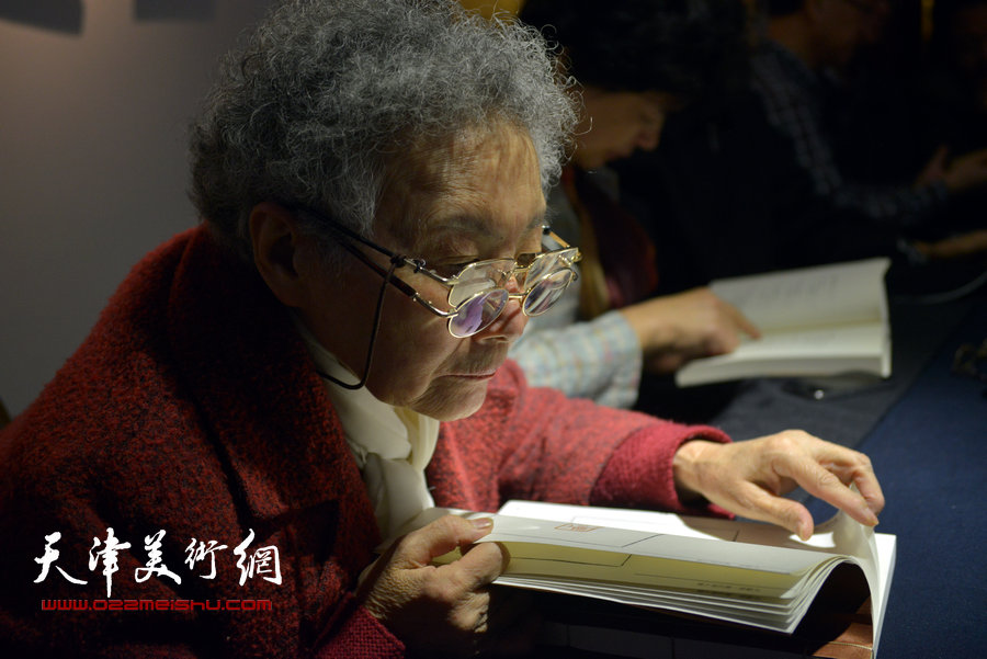 著名剧作家、天津人艺编导李郁文先生在首发式上阅读《弘一大师李叔同篆刻集》新编增补本。