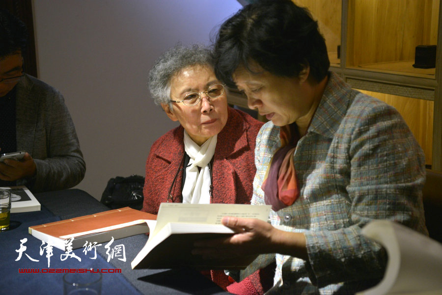 李郁文、李莉娟在首发式上阅读《弘一大师李叔同篆刻集》新编增补本。