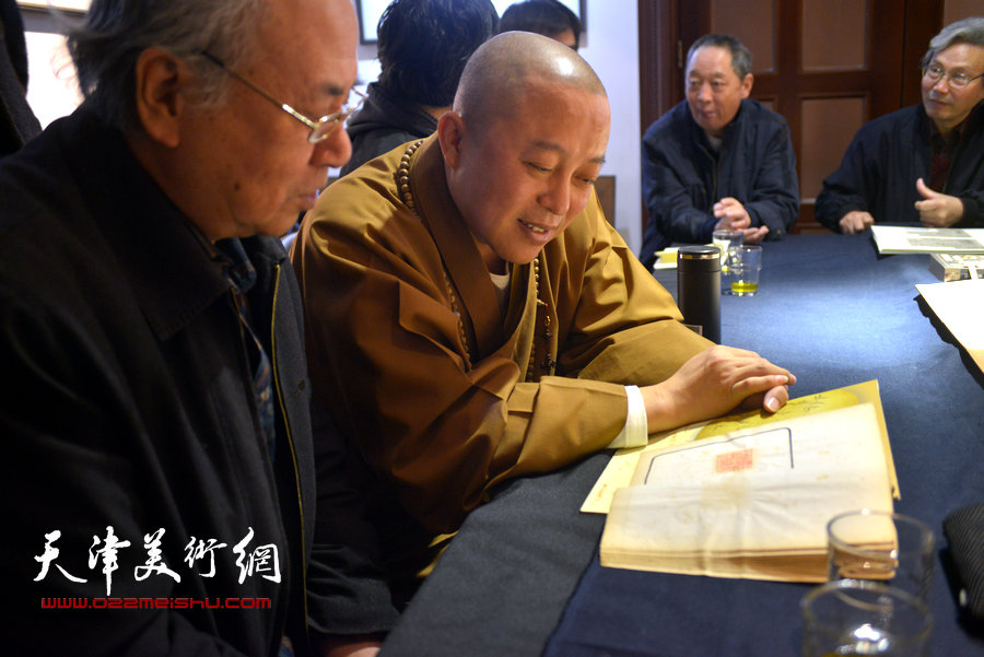 王振德、智如法师在首发式上观看民国出版的李叔同篆刻印蜕。
