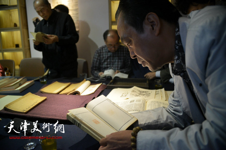 著名画家李寅虎在首发式上观看民国出版的李叔同篆刻印蜕。