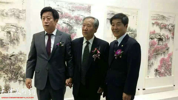 郑璨闵市长与姬俊尧在画展现场。