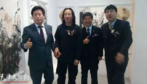 郑璨闵市长与周世麟在画展现场。