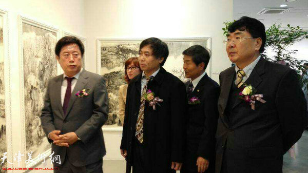 郑璨闵市长与肖培金在画展现场。