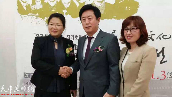郑璨闵市长与张芝琴在画展现场。