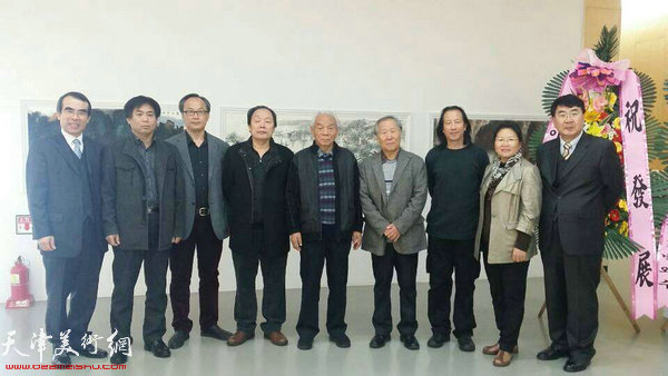 左起：金昌培、肖培金、陈福春、向中林、纪振民、姬俊尧、周世麟、张芝琴、河太逵在画展现场。