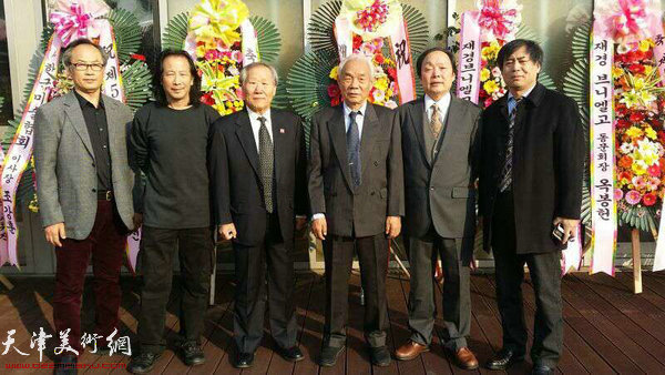 左起：陈福春、周世麟、姬俊尧、纪振民、向中林、肖培金在画展现场。