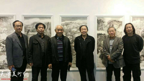 左起：陈福春、肖培金、纪振民、向中林、姬俊尧、周世麟在画展现场。