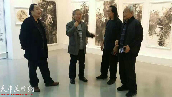 姬俊尧、纪振民、向中林、周世麟在画展现场。
