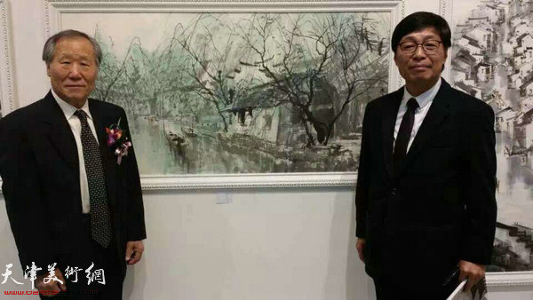 姬俊尧与韩国嘉宾在画展现场。