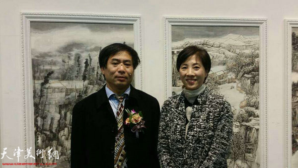 肖培金与韩国嘉宾在画展现场。