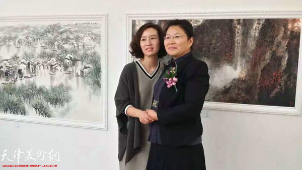 张芝琴与韩国嘉宾在画展现场。