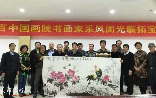 图为天津书画家在保拓公司笔会。