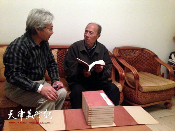 图为车永仁与沈金梅先生阅读《弘一大师李叔同篆刻集》新编增补本。