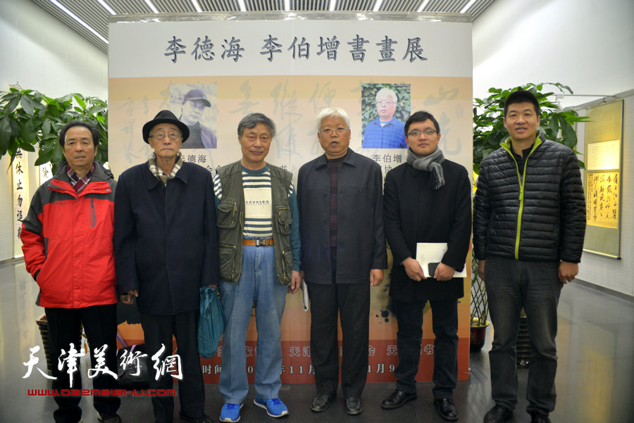 左起：王寅、陈克昌、李德海、李伯增、马俊达、杨国欣在书画展现场。