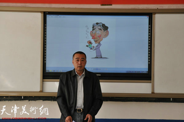 图为朱毅在西藏昌都讲学。