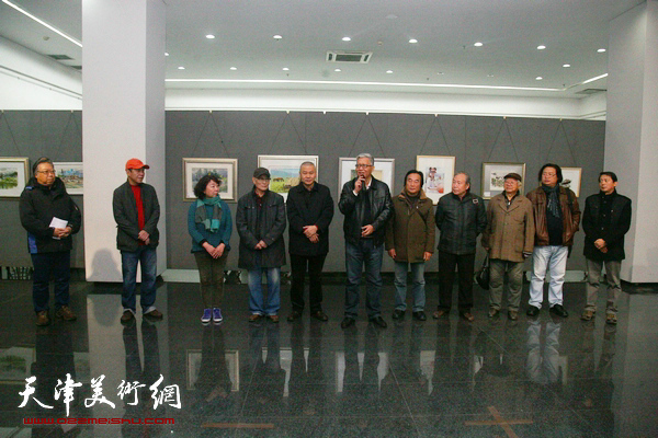 天津第二届小幅水彩作品展在天津城建大学城市艺术学院展览馆开幕，图为开幕式现场。