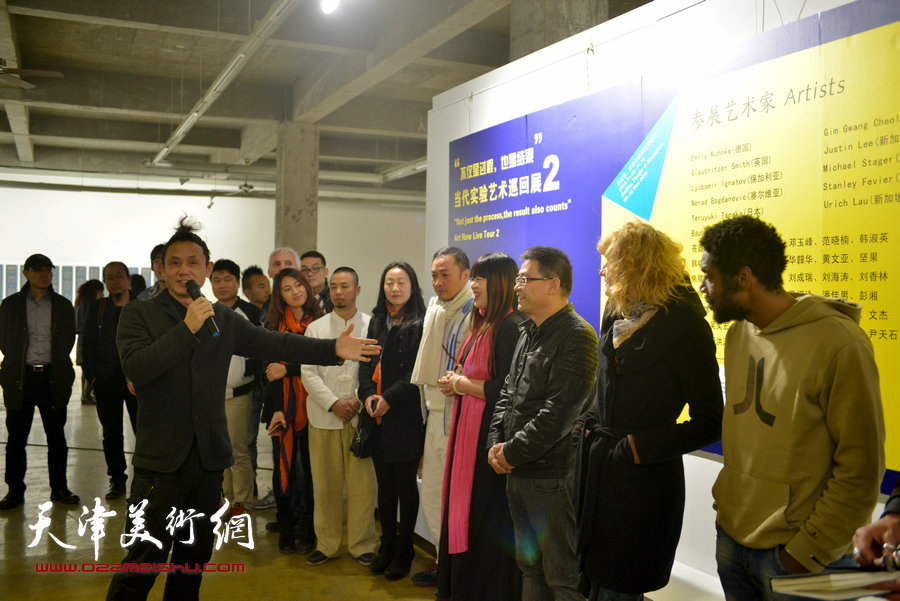 策展人蔡青在开幕仪式上介绍中外艺术家。