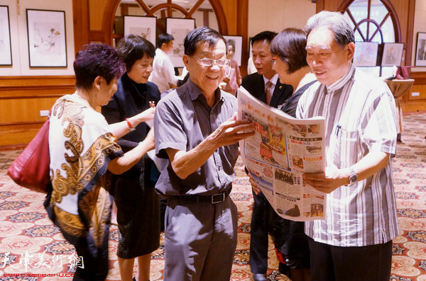 霍然与新加坡《新明日报》董事长何清福交谈