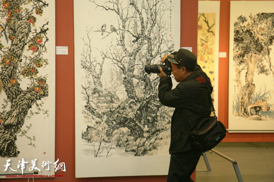 图为第八届全国著名花鸟画家作品展展览现场。