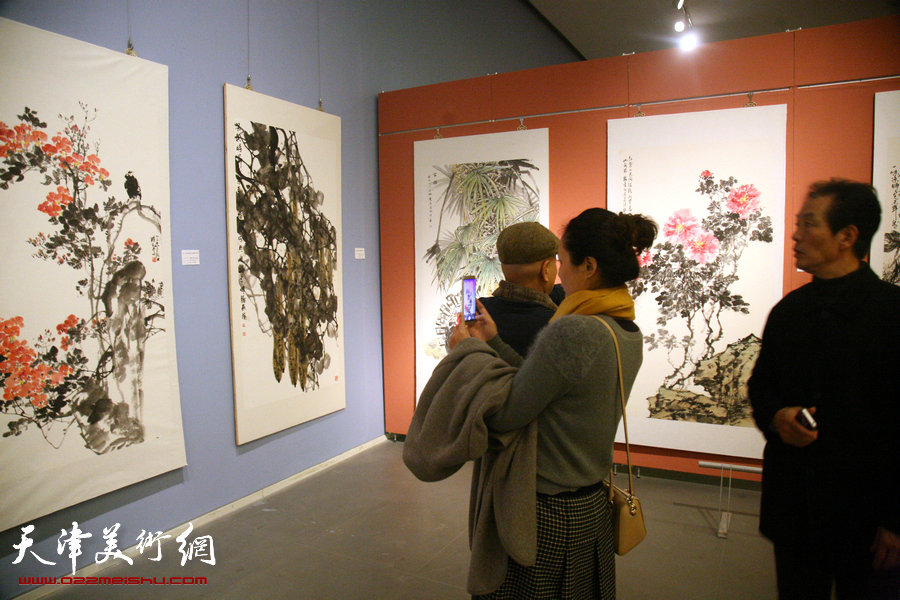 图为第八届全国著名花鸟画家作品展展览现场。