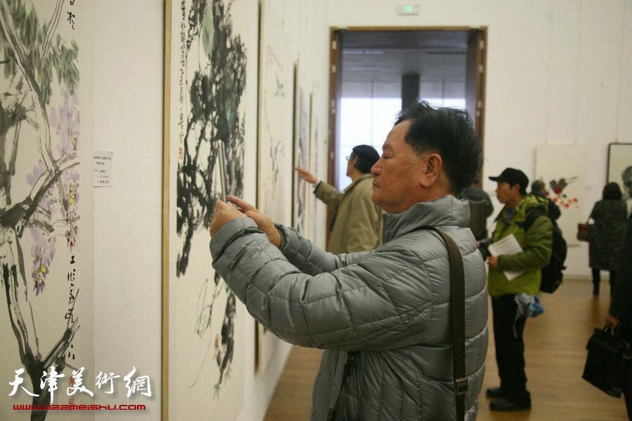 图为第八届全国著名花鸟画家作品展展览现场。