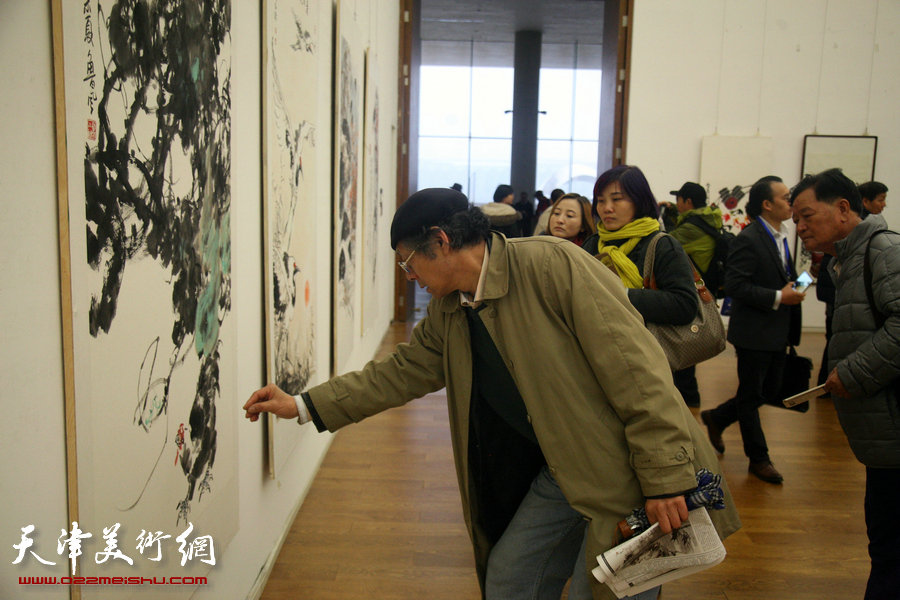 图为第八届全国著名花鸟画家作品展展览现场。