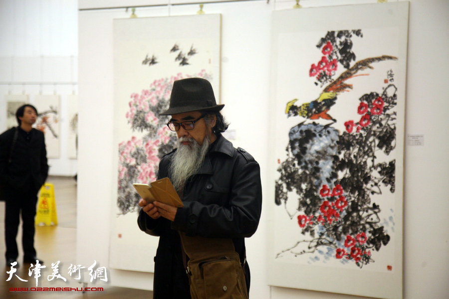 图为第八届全国著名花鸟画家作品展展览现场。