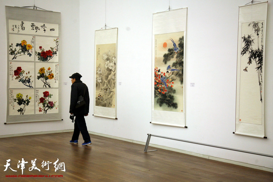 图为第八届全国著名花鸟画家作品展展览现场。