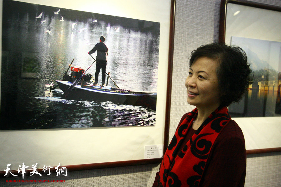 图为盛世芳华—天津民进庆祝民进成立70周年书画摄影展展览现场。