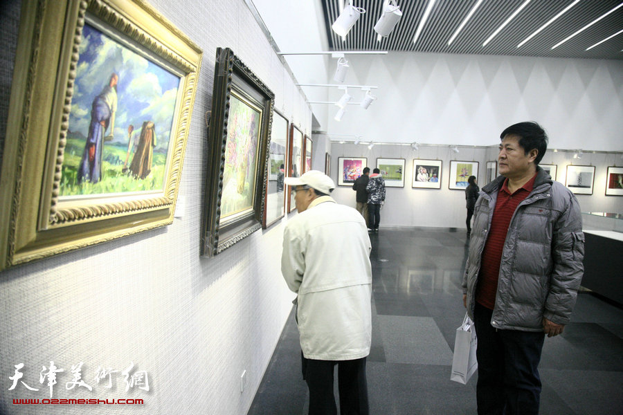 图为盛世芳华—天津民进庆祝民进成立70周年书画摄影展展览现场。