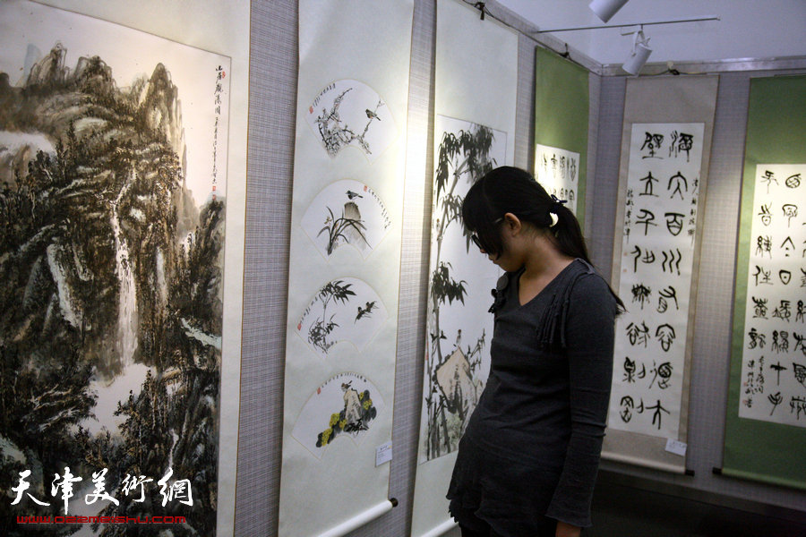 图为盛世芳华—天津民进庆祝民进成立70周年书画摄影展展览现场。