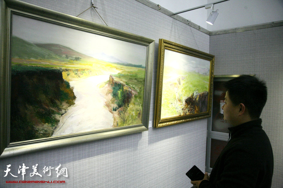图为盛世芳华—天津民进庆祝民进成立70周年书画摄影展展览现场。
