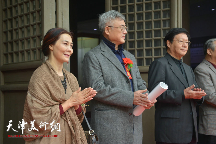 图为左起：肖映梅、赵长青、程路在开幕仪式上。