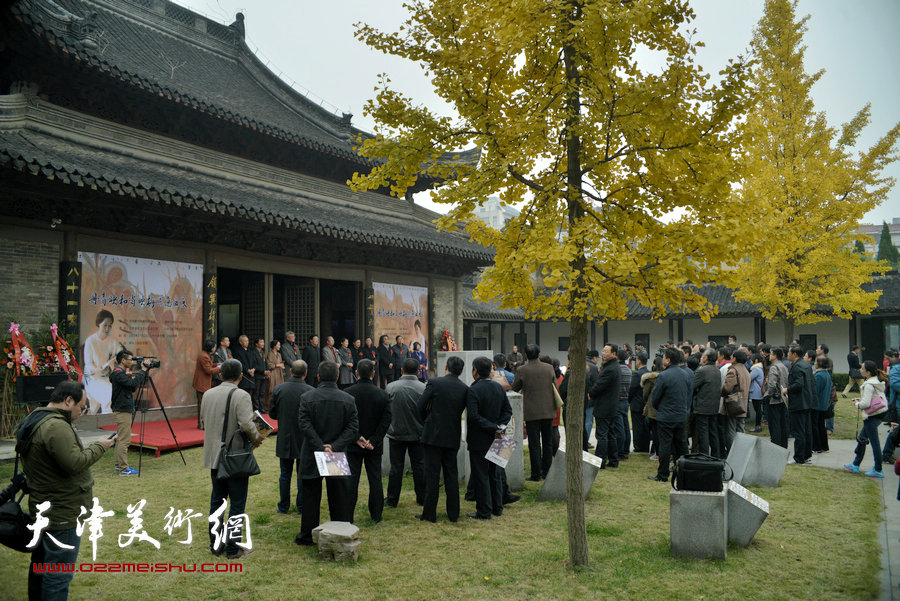 “丹青映和——肖映梅中国画作品展”11月21日在“扬州八怪”纪念馆举行，图为开幕仪式现场。