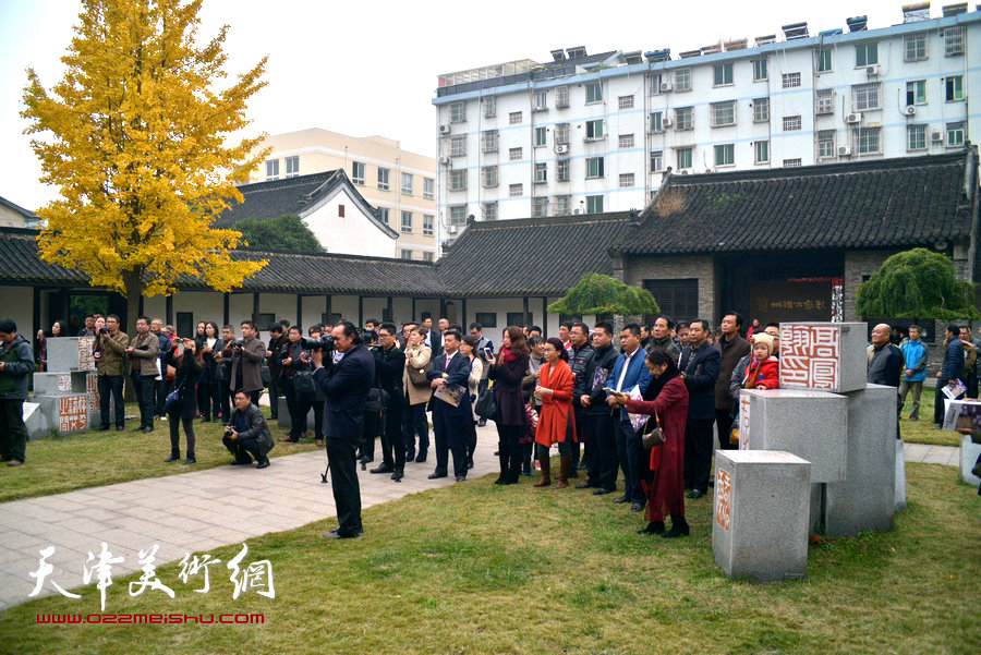 “丹青映和——肖映梅中国画作品展”11月21日在“扬州八怪”纪念馆举行，图为开幕仪式现场。