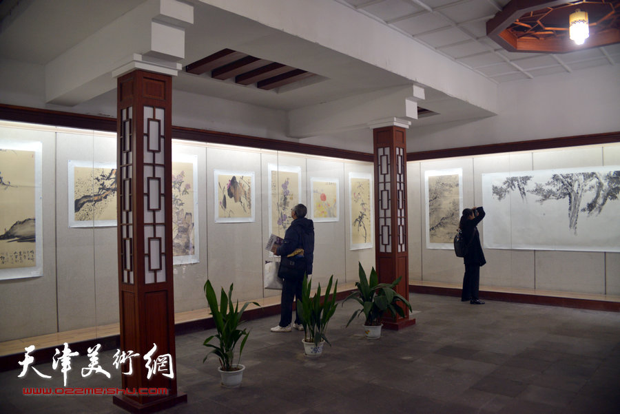 “丹青映和——肖映梅中国画作品展”11月21日在“扬州八怪”纪念馆举行，图为展览现场。